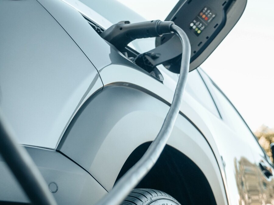 Laadkabel in de laadpoort van een elektrische auto