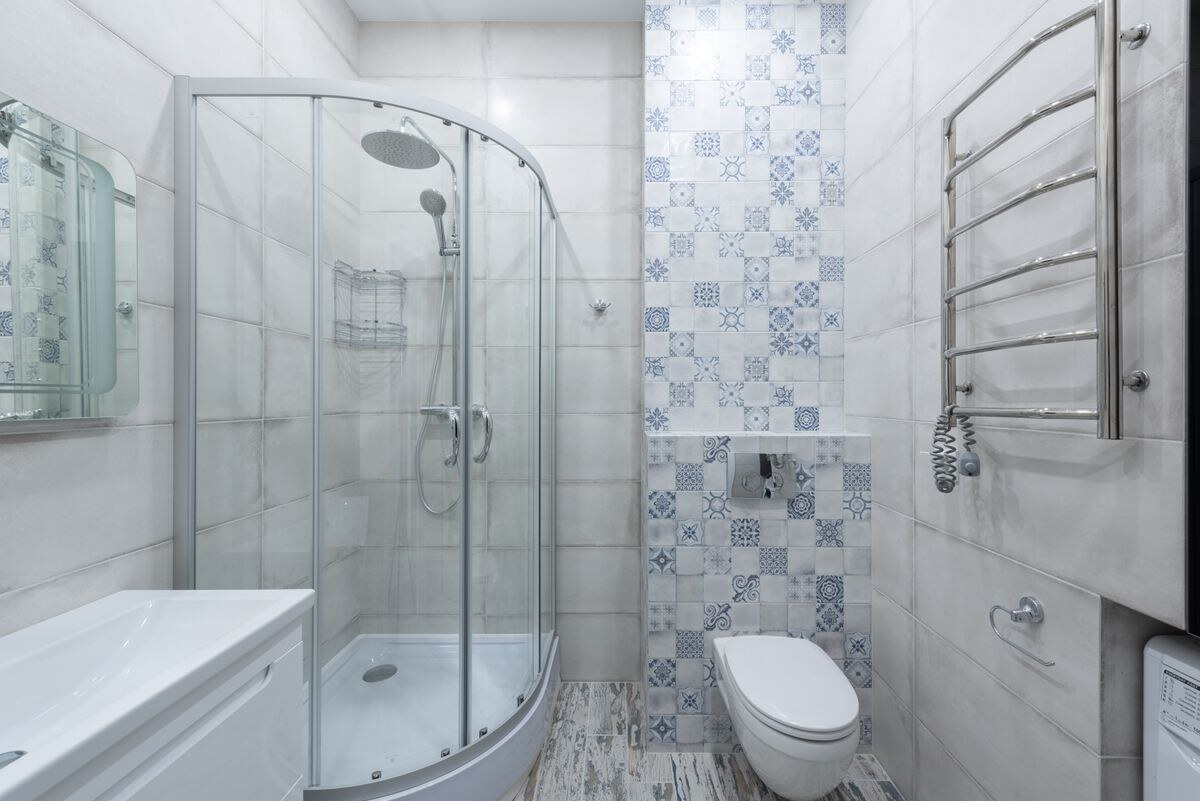 Strak afgewerkte badkamer met douchecabine en toilet