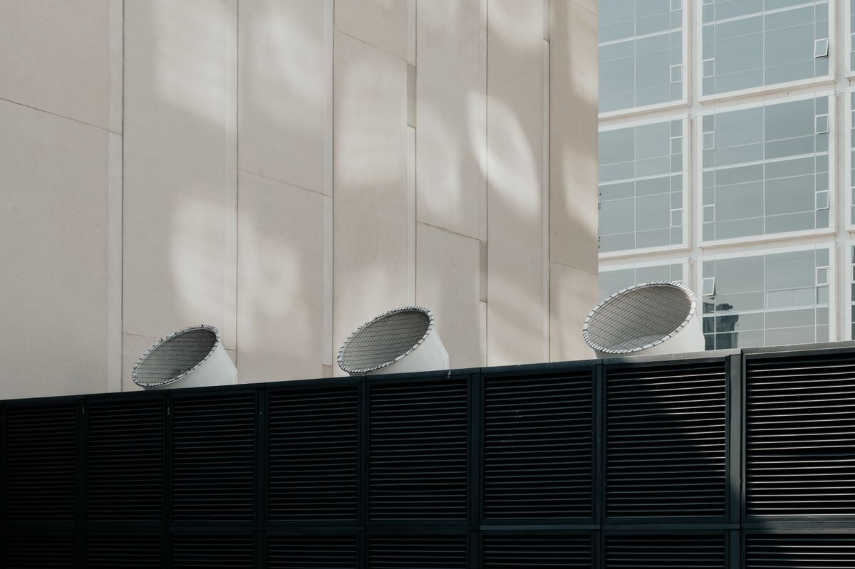 Ventilatieroosters in de gevel van een woning